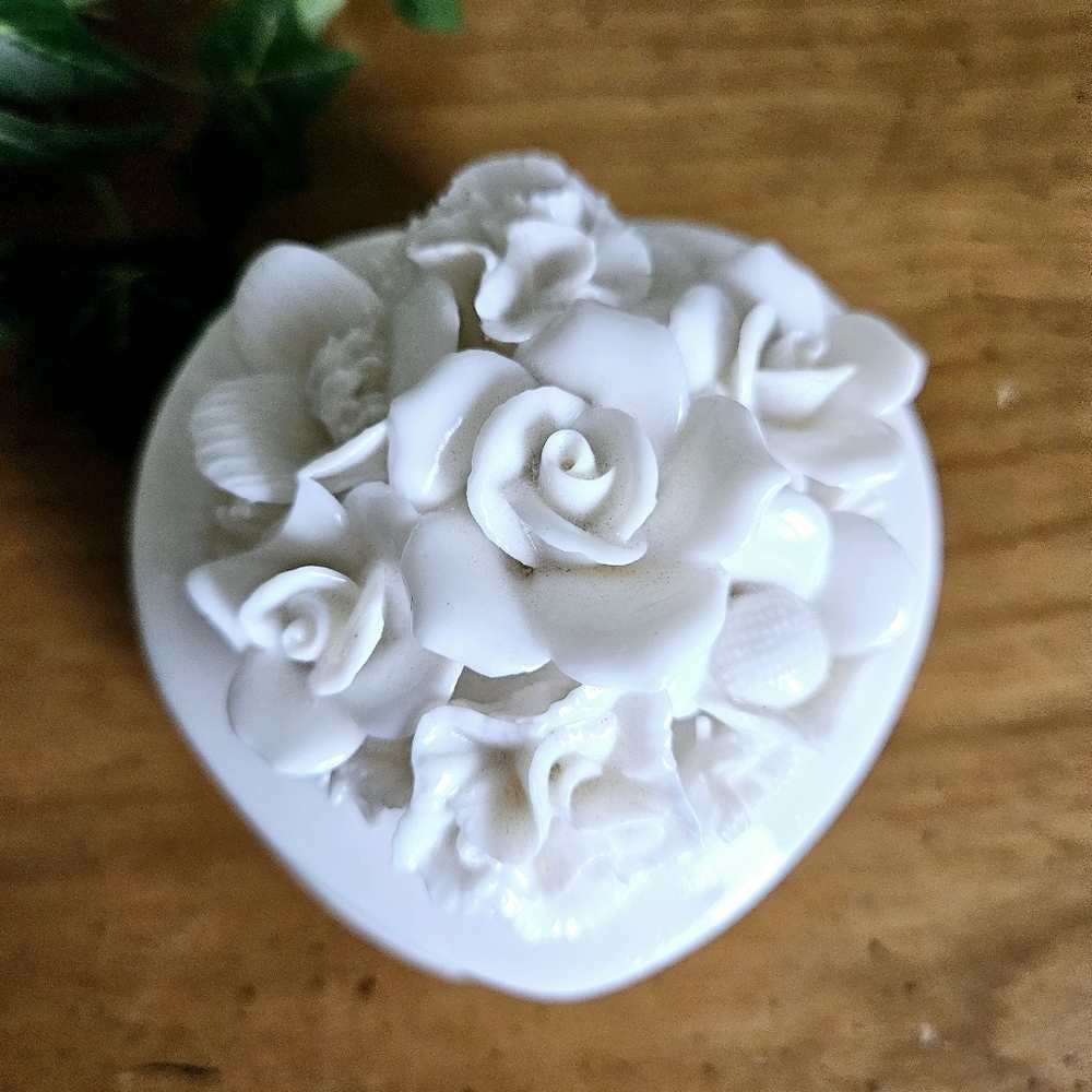Trinket Box Heart Shaped Lenwile Ardalt White Flower Hinged Lid Vintage - Picture 2 of 8